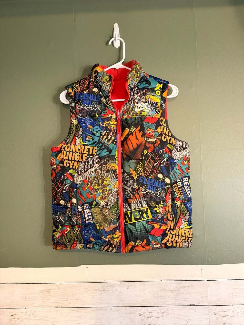 Nike SB Reversible Puffer Vest Youth Large Multicolored Comic Print